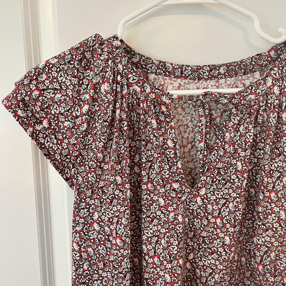 Red floral top 🛍️